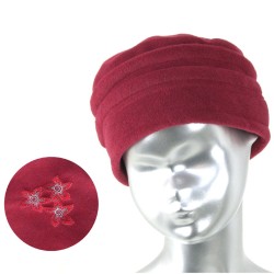 Chapeau, toque femme en polaire rouge avec broderies. Fabrication française