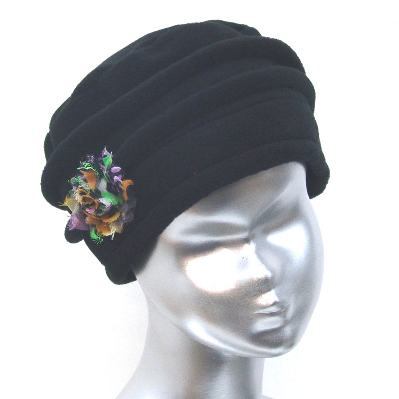 Chapeau, toque femme en polaire noir avec fleur. Fabrication française